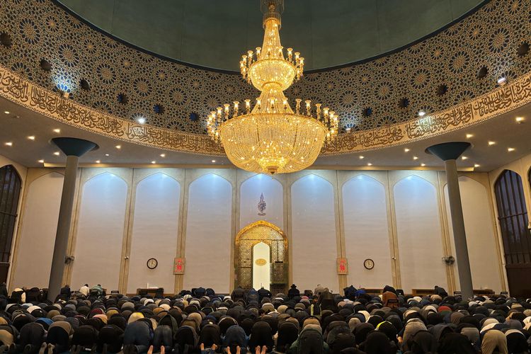 Shalat berjamaah di London Central Mosque
