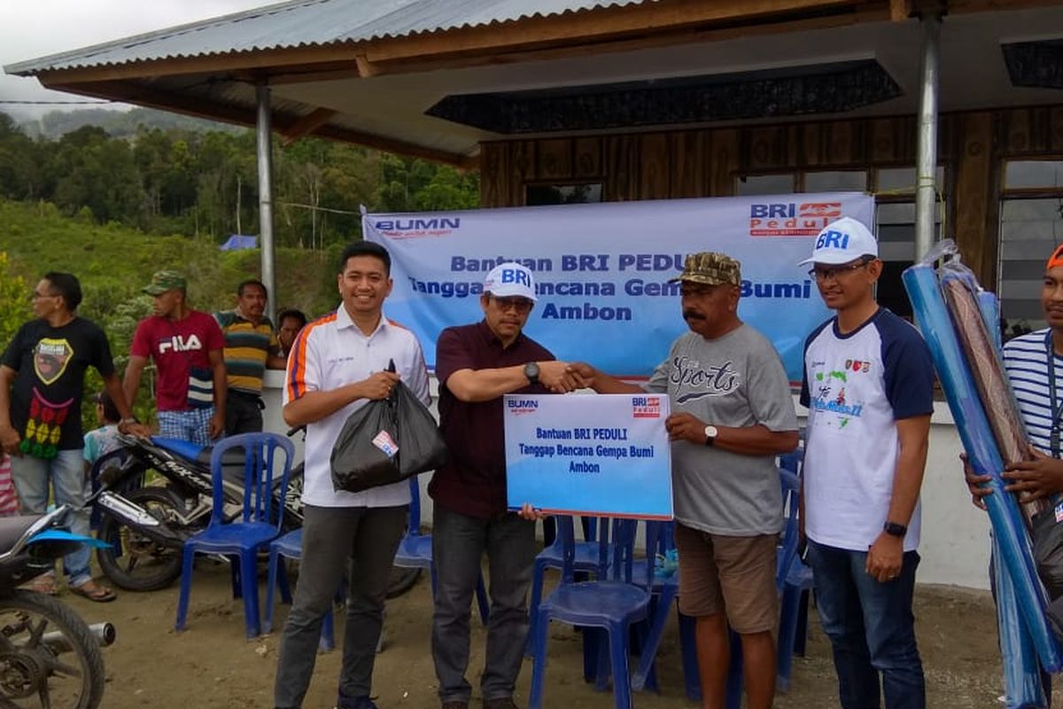 Perwakilan Bank BRI memberikan bantuan kepada korban terdampak gempa di Ambon, Maluku.