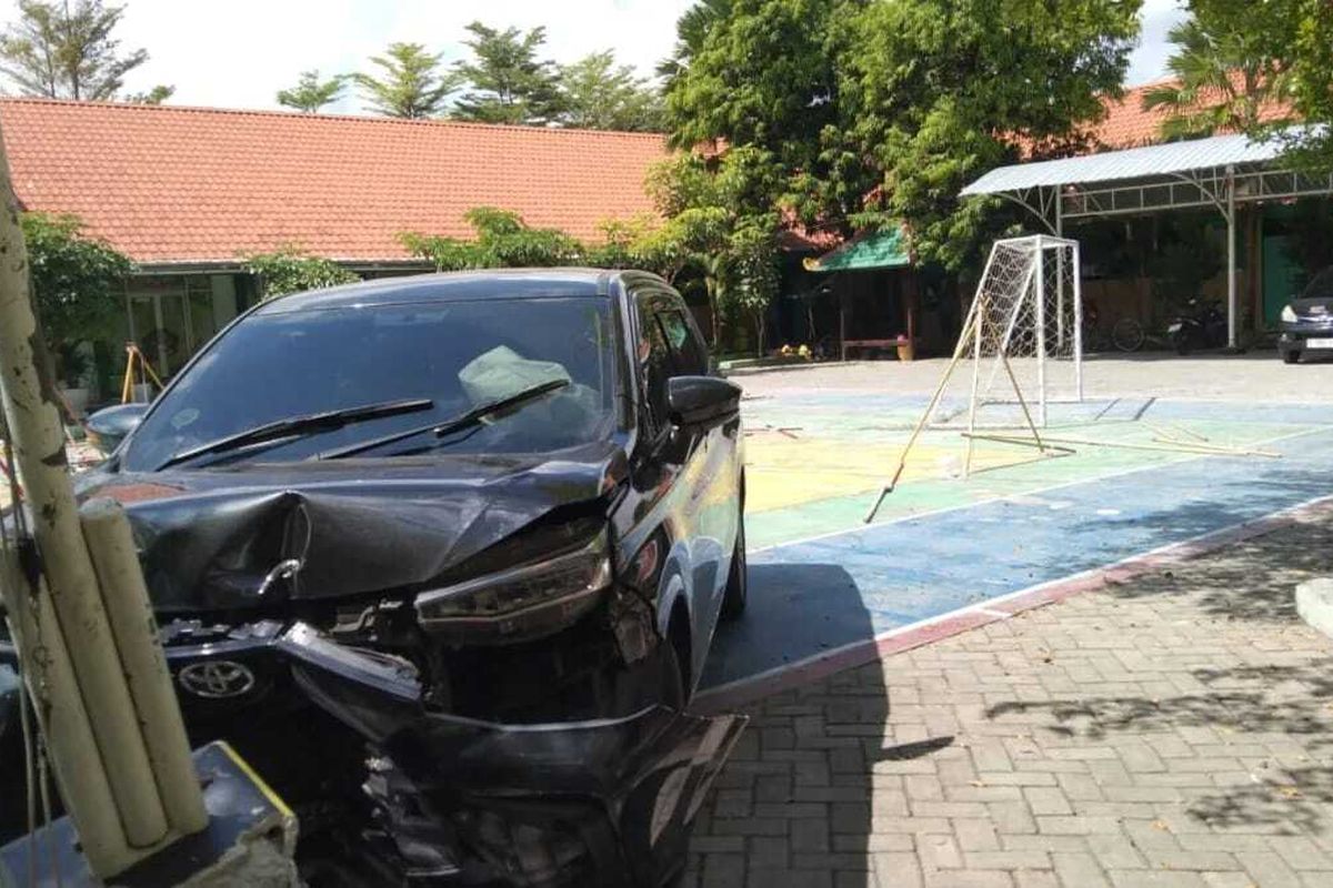 Kondisi mobil Avanza yang lepas kendali dan menabrak puluhan siswa MTs Negeri 1 Bojonegoro, Jawa Timur, yang sedang melaksanakan kegiatan ekstrakurikulir Pramuka. 2 siswa harus menjalani tindakan operasi medis akibat cedera serius yang dialami dan 3 siswa lainnya mengalami luka ringan, Sabtu (2/5/2026).