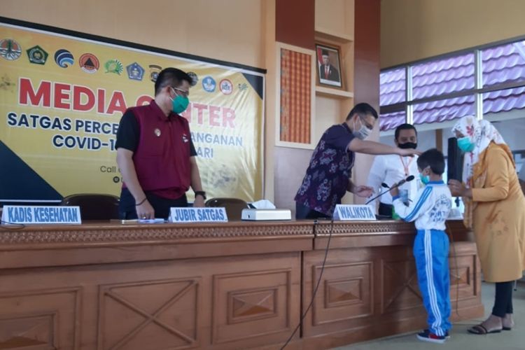 Bagus Ananda Pratama (7) siswa kelas I SD di Kendari menyumbangan dua celengannya ke Wali Kota Kendari, Sulkarnain Kadir untuk membantu tenaga medis dalam penanganan covid-19