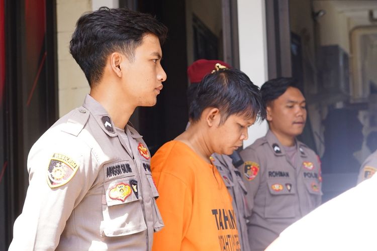 DMM, terduga pelaku yang meracuni istrinya dengan cairan pembersih lantai di Kecamatan Singosari, Kabupaten Malang saat diamankan di Polres Malang, Senin (12/2/2024).