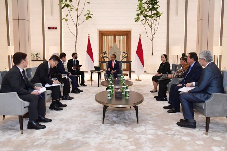 Presiden Joko Widodo saat melaksanakan pertemuan dengan Ketua Majelis Nasional Korea Selatan (Korsel), Kim Jin-pyo, di Pangkalan TNI AU Halim Perdanakusuma, Jakarta, pada Rabu (18/1/2023).