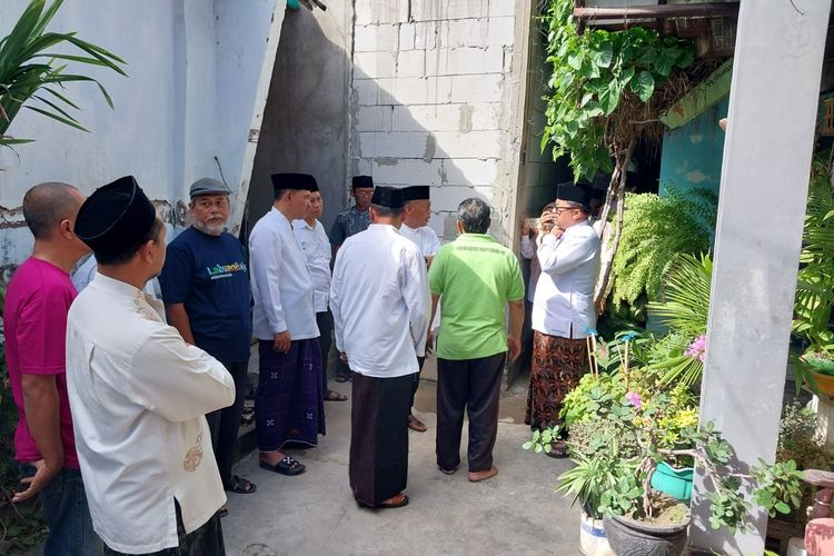 DITUTUP--Inilah ruas jalan yang ditutup dengan tembok setinggi empat meter di Kelurahan Bangunsari, Kecamatan Ponorogo, Kabupaten Ponorogo, Jawa Timur, sejak sepekan lalu