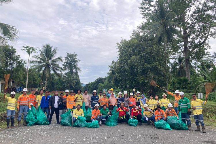 Para karyawan dan mitra kerja NHM berfoto bersama setelah mengikuti aksi bersih-bersih World Cleanup Day 2025 di area Tambang Emas Gosowong.