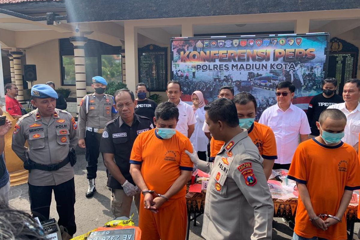CURI—Kapolres Madiun Kota, AKBP Suryono menanyai tersangka MY yang nekat mencuri uang milik warga Kota Madiun dengan mengaku sebagai pegawai Pemkot Madiun.