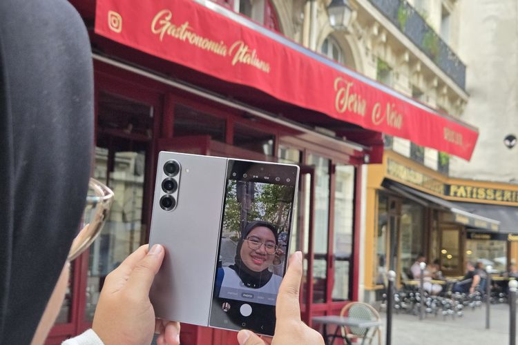 Menjajal fitur Instant Slow-Mo versi upgrade di Galaxy Z Fold 6 sambil jalan-jalan di lokasi syuting serial Netflix Emily in Paris.