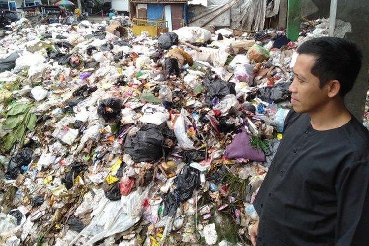 Kabid Pengelolaan Sampah, Dinas Lingkungan Hidup Kota Tasikmalaya, Feri Atif Maulana, mengawasi proses pengangkutan sampah di TPS belakang Mayasari Plaza. 