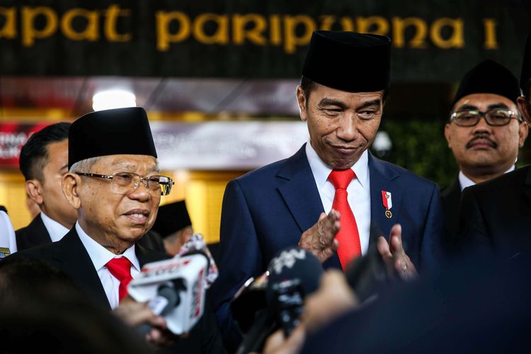 Presiden Joko Widodo dan Wakil Presiden, Maruf Amin memberikan keterangan pers setelah acara pelantikan presiden dan wakil presiden di Komplek Parlemen, Senayan, Jakarta, Minggu (20/10/2019).