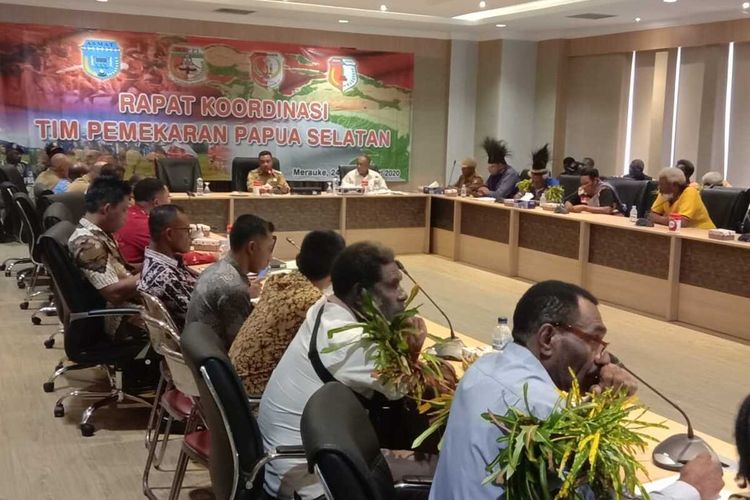 Ketua Tim Pemekaran PPS yang juga Wakil Bupati Asmat Thomas Eppe Safanpo ketika memimpim rakor bersama tim pokja pemekaran PPS, di Kantor Bupati Merauke, Selasa (25/2/2020).