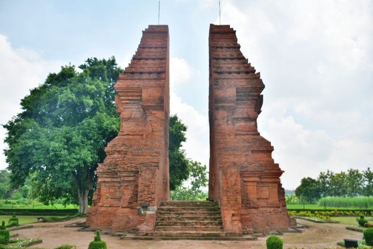 Gapura Wringin Lawang atau Candi Wringin Lawang peninggalan Kerajaan Majapahit di Mojokerto, Jawa Timur.