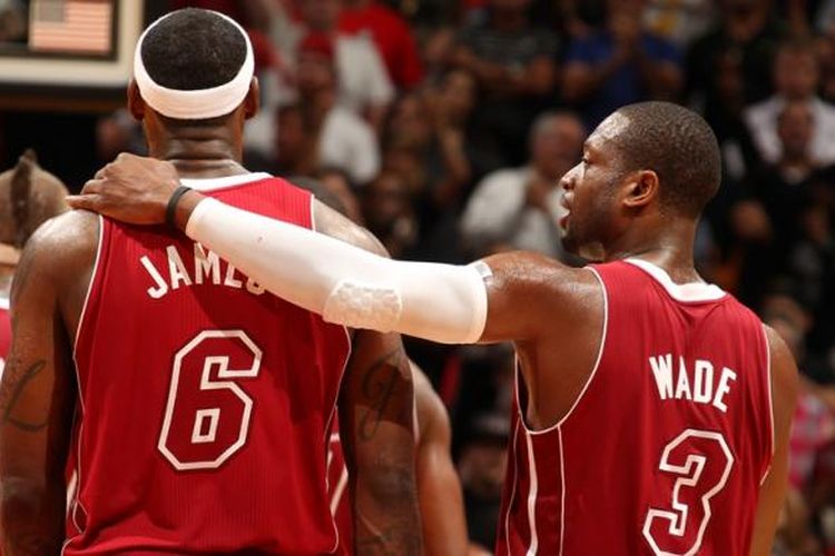 Pebasket Miami Heat, LeBron James (kiri) dan Dwyane Wade mengobrol saat pertandingan melawan Indiana Pacers di American Airlines Arena, Miami, Florida, Rabu (18/12/2013).