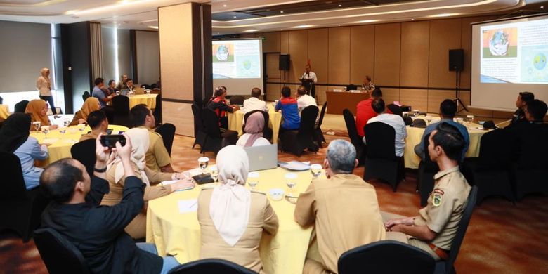 Tampak para peserta Forum Dialog Sosial Transisi Energi Berkeadilan sedang mendengarkan Sekda Pemprov Sumsel Supriono di The Alts Hotel Palembang, Sumsel, Rabu (8/8/2023) 
