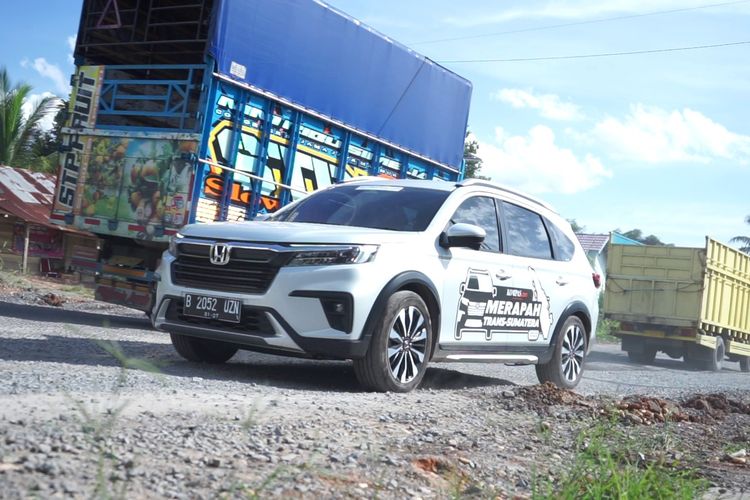 Ilustrasi Honda BR-V Prestige Honda Sensing melewati rute luar kota