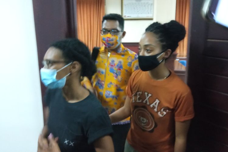 Kristen Gray (black shirt) and her partner Saundra Michelle Alexander (yellow t-shirt) are entering the Immigration Office in Denpasar, Bali on Tuesday, January 19, 2021.  