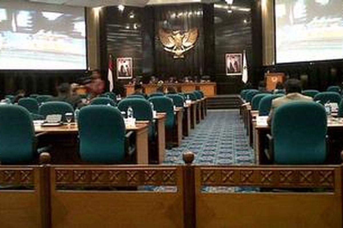 Sidang paripurna dalam rangka penyampaian pemandangan umum dari fraksi DPRD DKI terhadap RAPBD DKI 2013 yang kemarin telah disampaikan oleh Gubernur DKI Jakarta Joko Widodo. Pada paripurna siang ini tampak sebagian besar kursi kosong dan tidak mencukupi jumlah kuorum 2/3 dari jumlah anggota yaitu 96.