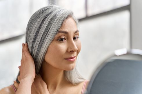 5 Tips Menjaga Rambut Panjang Beruban Tetap Sehat Menurut Dermatologis