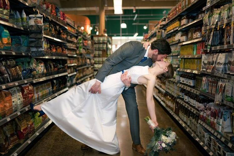 Pasangan Ross Aronson dan Jacqueline Troutmant mengucap janji pernikahan dan menggelar pesta pernikahan mereka di supermarket di North Carolina.