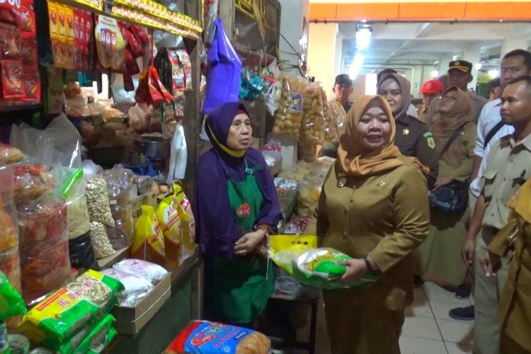 Bupati Sleman Kustini Sri Purnomo saat meninjau harga di Pasar Prambanan.