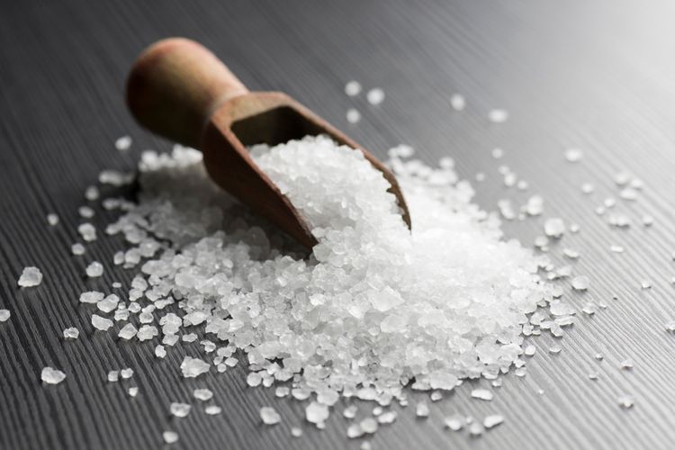 Ilustrasi garam kasar atau garam krosok. 