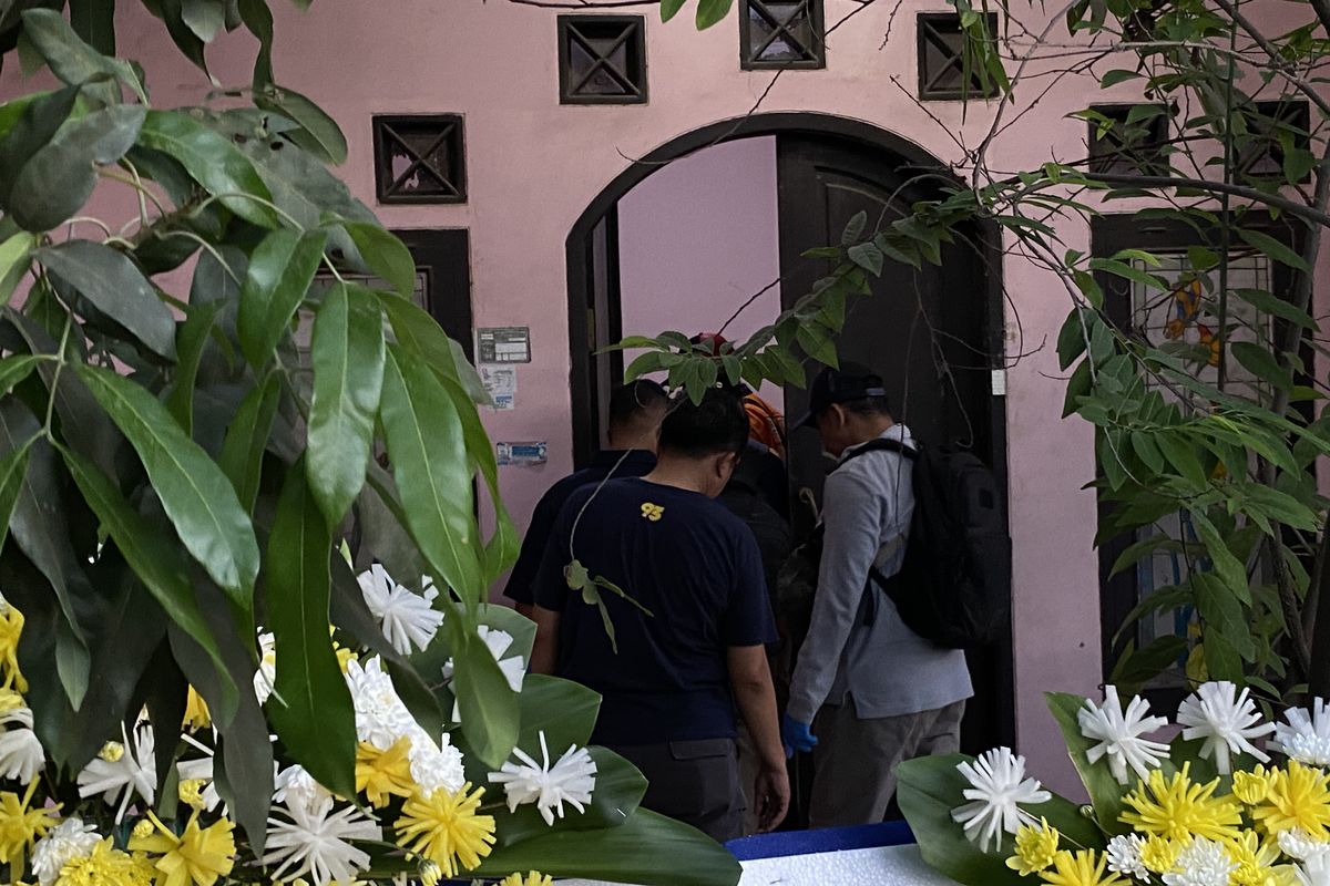 Puslabfor Bareskrim Polri bersama Inafis dari Polda Jabar dan Polres Indramayu saat melakukan olah TKP ulang di lokasi penemuan 5 mayat sekeluarga yang terkubur di dalam rumah di Kelurahan Paoman, Kecamatan/Kabupaten Indramayu, Jawa Barat, Selasa (2/9/2025)