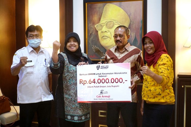 Wakil Wali Kota Surabaya Armuji secara simbolis memberikan bantuan uang senilai Rp 64.000.000 kepada 128 pelaku UMKM se-Kecamatan Wonokromo, Surabaya, Jawa Timur, Rabu (13/10/2021).