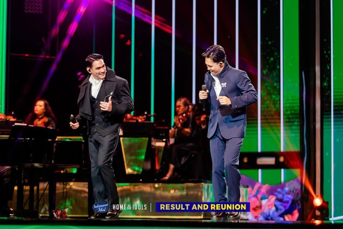 Penyanyi Fajar Noor membuka penampilannya dengan Afgan dalam malam Grand Final Result & Reunion Indonesian Idol 2025 yang digelar di Studio+ RCTI, Kebon Jeruk, Jakarta Barat, pada Senin (19/5/2025).