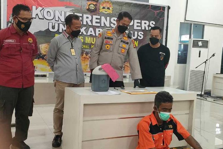 Tersangka Nur Efendi (46) operator alat berat yang dijadikan tersangka atas kasus terbakarnya tiga sumur minyak ilegal di Kabupaten Musi Banyuasin (Muba), Sumatera Selatan, Jumat (15/10/2021).