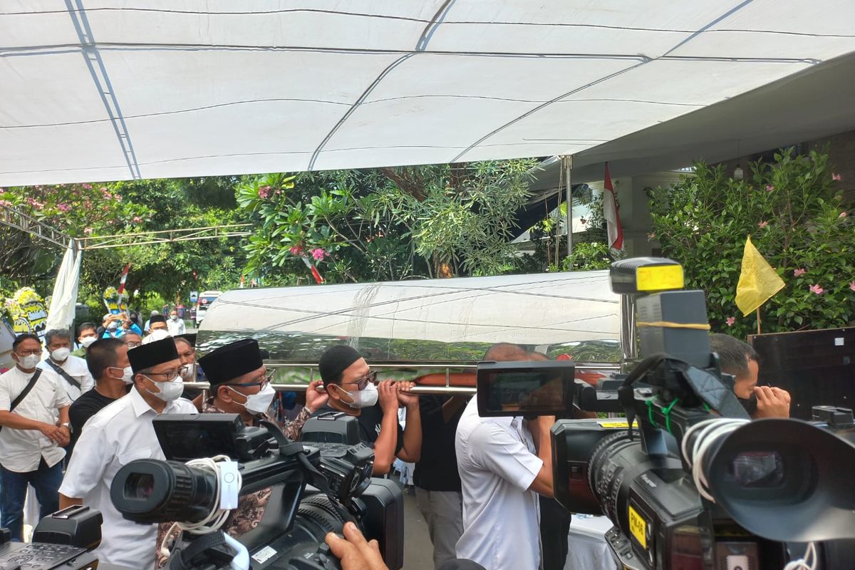 Jenazah Achmad Hermanto Dardak, ayah dari Wakil Gubernur Jawa Timur Emil Elistianto Dardak, tiba di rumah duka, Sabtu (20/8/2022) siang ini.