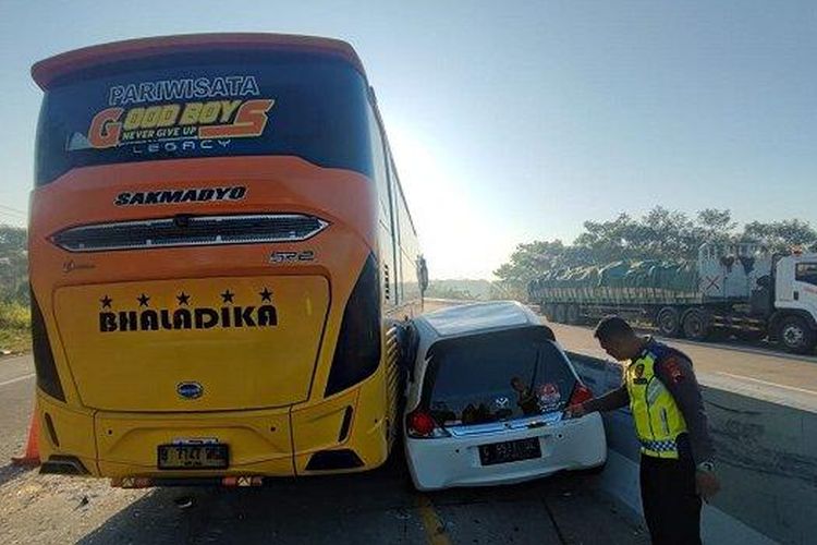 Petugas dari Satlantas Polres Batang ketika memeriksa mobil Honda Brio dan bus pariwisata PO Bhaladika, yang terlibat tabrakan di Tol Pemalang-Batang, Kamis (20/7/2023).