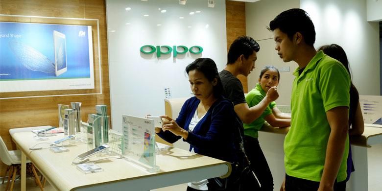 Pengunjung Oppo Experience Store sedang melihat-lihat smartphone buatan produsen Tiongkok itu