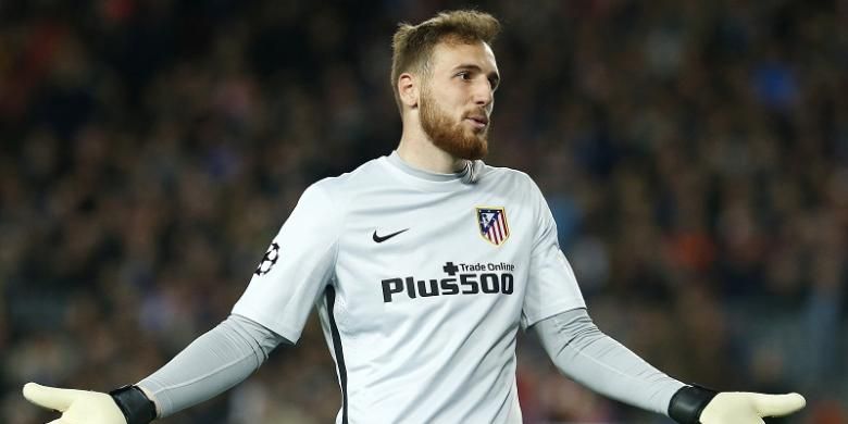 Kiper Atletico Madrid asal Slovenia, Jan Oblak, melakukan protes terhadap wasit kala menghadapi FC Barcelona dalam laga leg pertama perempat final Liga Champions di Camp Nou, 5 April 2016.