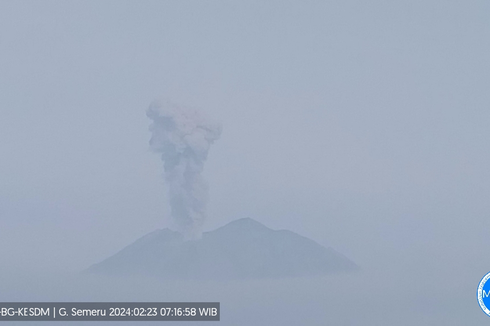 Gunung Semeru Semburkan Abu Vulkanis Setinggi 1 Km