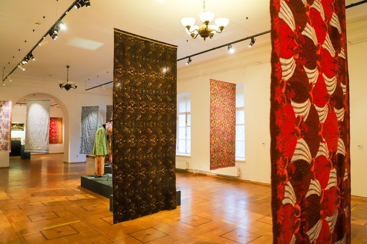 Koleksi kain-kain Batik Indonesia yang ditampilkan dalam Pameran Pesona Batik Indonesia.