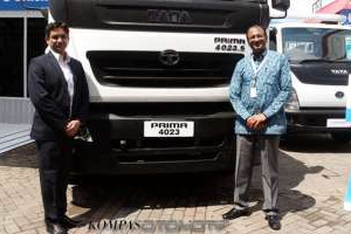 Biswadev Sengupta, Presiden Direktur Tata Motors Distribusi Indonesia (kanan) di IIMS 2016, Kamis (7/4/2016).