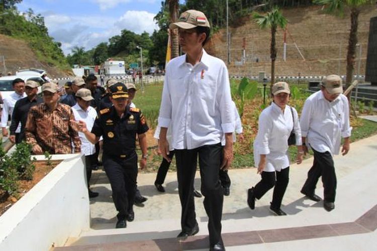 Presiden Republik Indonesia, Joko Widodo didampingi sejumlah menteri kabinet kerja saat meninjau lokasi Pos Lintas Batas Negara (PLBN) Entikong yang diresmikan (21/12/2016)