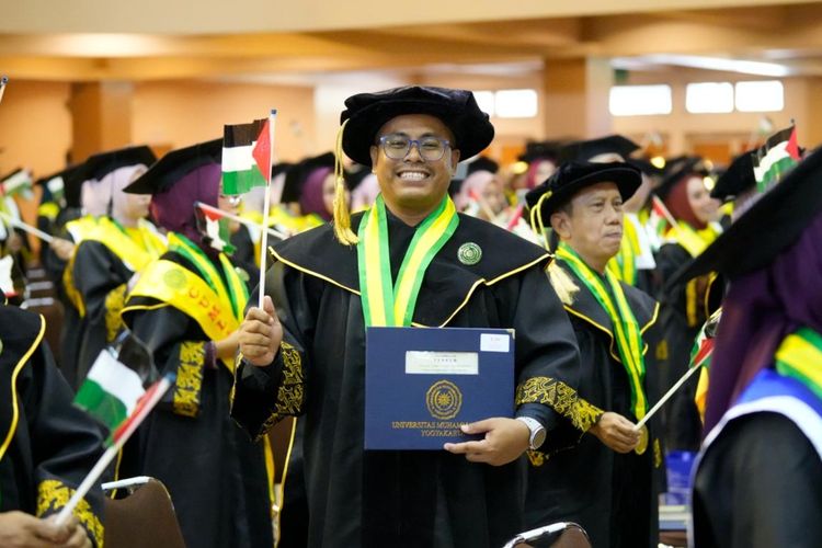 Dari Satpam hingga Jadi Dosen, Agung Berhasil Raih Gelar Doktor di UMY