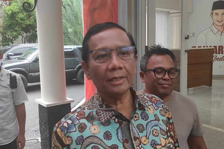 Calon wakil presiden nomor urut 3, Mahfud MD ditemui di Posko Sahabat Mahfud Muda, di Jalan Teuku Umar, Menteng, Jakarta Pusat, Senin (4/12/2023).