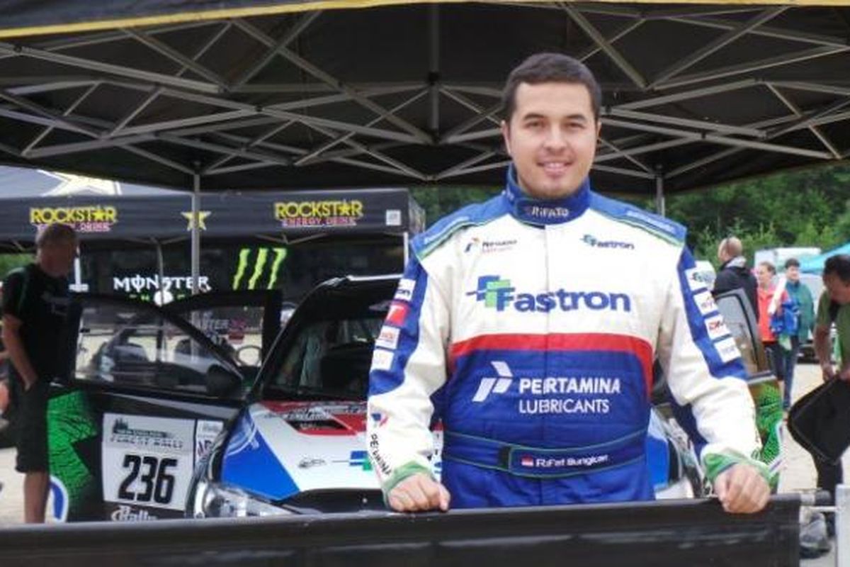 Pereli Rifat Sungkar saat mengikuti New England Forest Rally (NEFR) di Newry, negara bagian Maine, yang berakhir Sabtu (27/7/2013).
