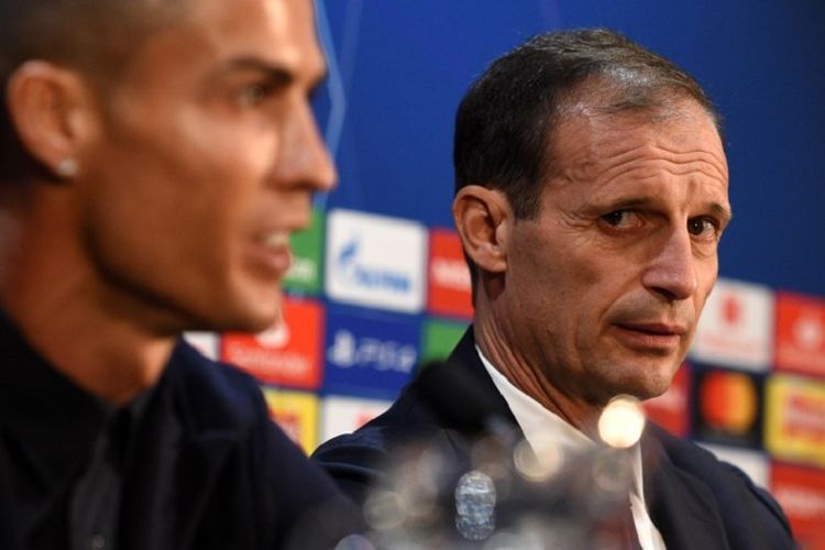 Pelatih Massimiliano Allegri dan Cristiano Ronaldo menghadiri jumpa pers jelang laga Manchester United vs Juventus di Stadion Old Trafford, 22 Oktober 2018. 