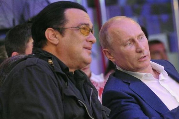 Aktor laga Hollywood Steven Seagal bersama Presiden Rusia Vladimir Putin saat menyaksikan sebuah turnamen bela diri di Sochi, Rusia pada 2012. 