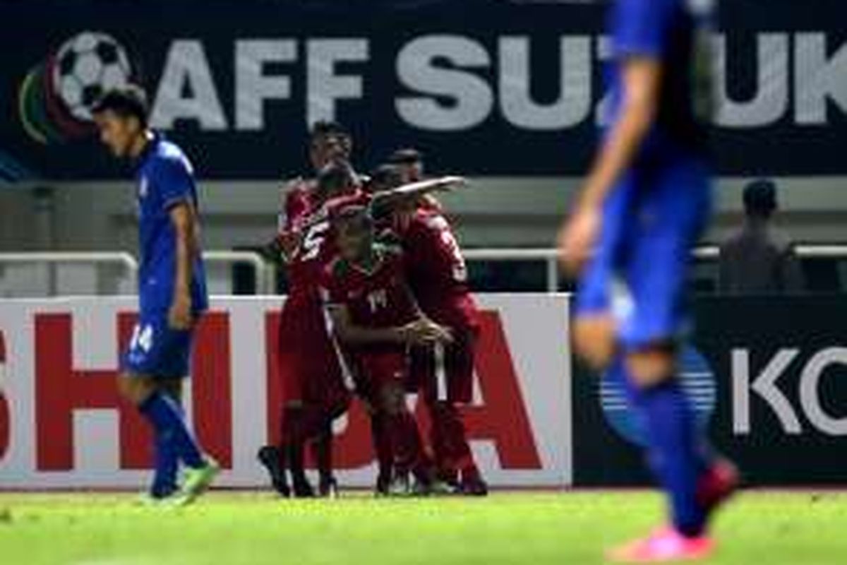 Sejumlah pemain timnas Indonesia merayakan kemenangan kontra Thailand pada semifinal pertama Piala AFF 2016 di Stadion Pakansari, Rabu (14/12/2016). 