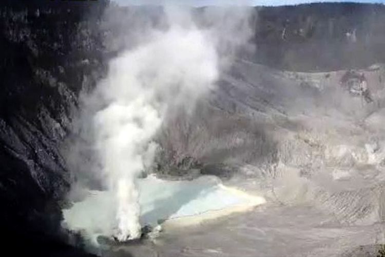 Aktivitas kawah yang semburkan asap tebal dari kamera pemantau Pos Pengamatan Gunung Api (PGA) Tangkuban Parahu, Rabu (11/1/2023).
