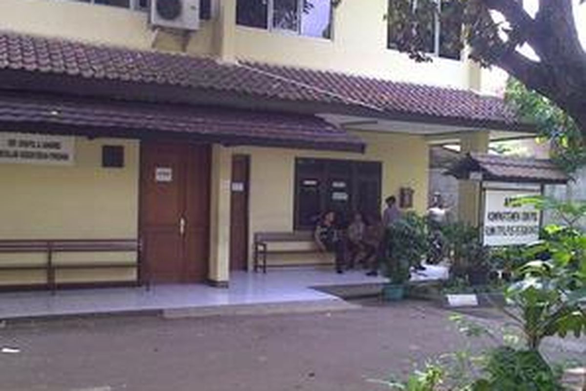 Satu jenazah tersangka teroris yang digerebek di Gang Asem, Pamulang, yakni Ridwan masih terbujur kaku di ruang instalasi forensik RS Polri Kramat Jati, Minggu (14/3/2010).