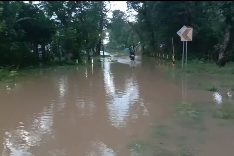 Hujan deras yang mengguyur wilayah Madiun Rabu sore membuat luapan sungai Bengawan Madiun meninggi. Meluapnya Bengawan Madiun sejumlah desa di Ngawi terendam banjir setinggi 30 cm.