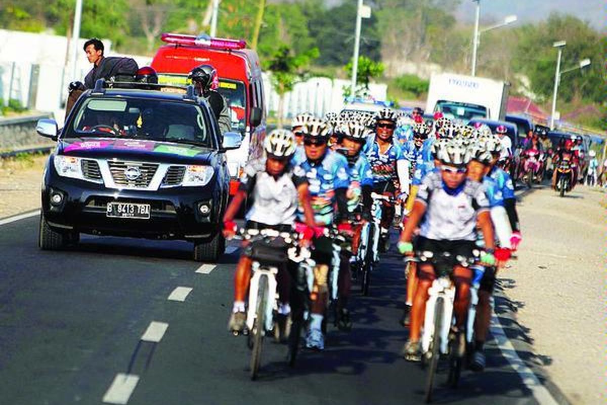 Peserta meninggalkan Kota Sumbawa Besar, Kabupaten Sumbawa, Nusa Tenggara Barat, untuk menuju garis finis di daerah Pidang, Sumbawa, Jumat (21/9). Pada etape keempat Jelajah Sepeda Bali-Komodo kemarin, peserta menempuh perjalanan sejauh 119 kilometer.