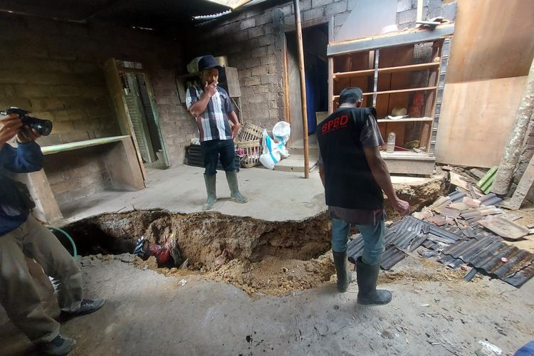 Salah satu lantai rumah warga di Dusun Ganten, Desa Tulungrejo, Kecamatan Ngantang retak hingga 0,5 meter akibat tanah gerak, Minggu (5/3/2023).