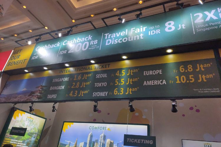 Daftar harga tiket pesawat yang ditawarkan di salah satu booth agen perjalanan dalam pameran Astindo Travel Fair 2020, Jumat (21/2/2020).