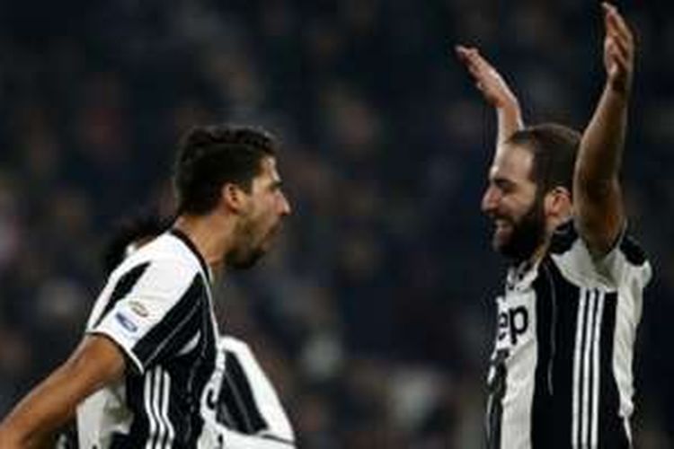 Gelandang Juventus, Sami Khedira (kiri), melakukan selebrasi bersama Gonzalo Higuain usai mencetak gol ke gawang Pescara pada laga Serie A di Juventus Stadium, Sabtu (19/11/2016).