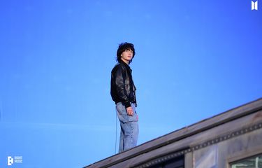 Jungkook BTS menjalani syuting video musik (MV) Seven. Single tersebut menandai debut Jungkook sebagai artis solo.