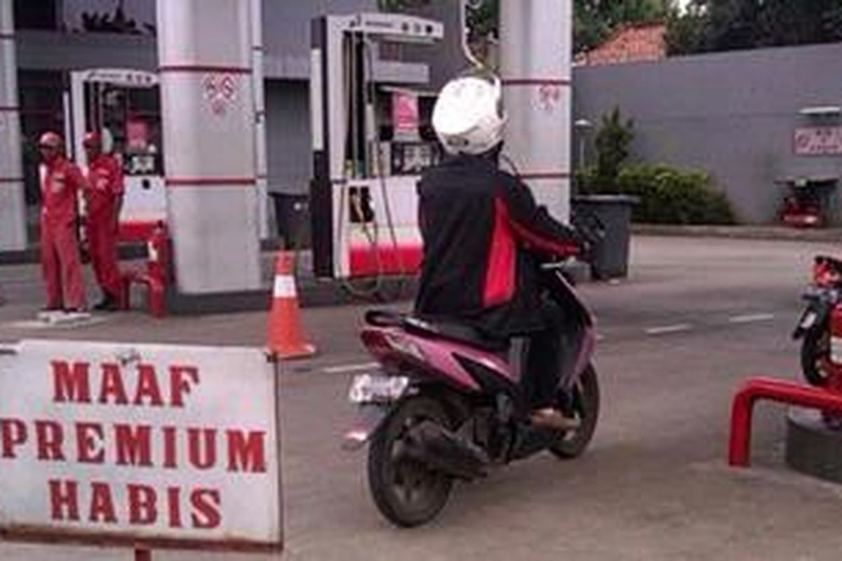 Stok bahan bakar jenis premium di sejumlah Stasiun Pengisian Bahan Bakar Umum (SPBU) di wilayah Jakarta, mengalami kekurangan. Akibatnya, papan dengan tulisan 